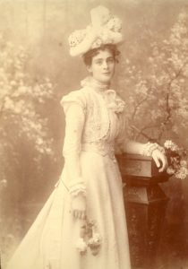 P0037 Countess Elizabeth With Flowers And Hat Cropped 210x300